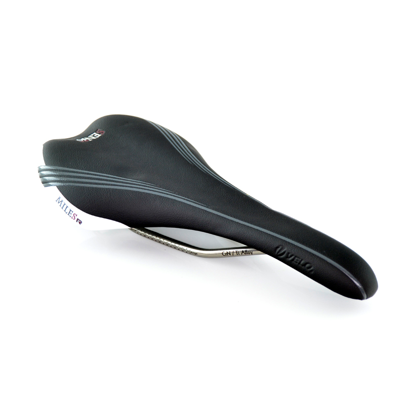 Sillín bicicleta Racing VELO Miles I VL1411 negro raíles titanio. Masculino. Negro/Blanco